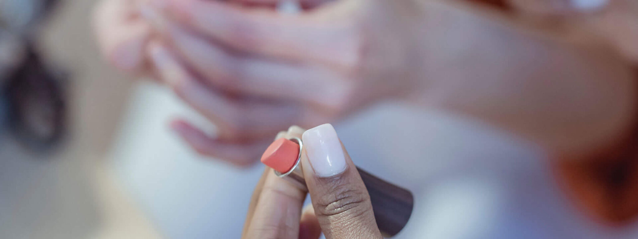 Handnahaufnahme während einer Maniküreschulung, bei der Nageldesigns und Techniken demonstriert werden.