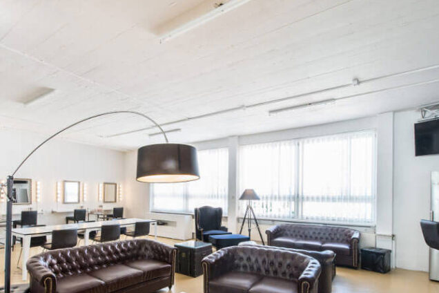 Sitzbereich der Beauty & Style Academy mit Sofas und Tischen für eine entspannte Atmosphäre