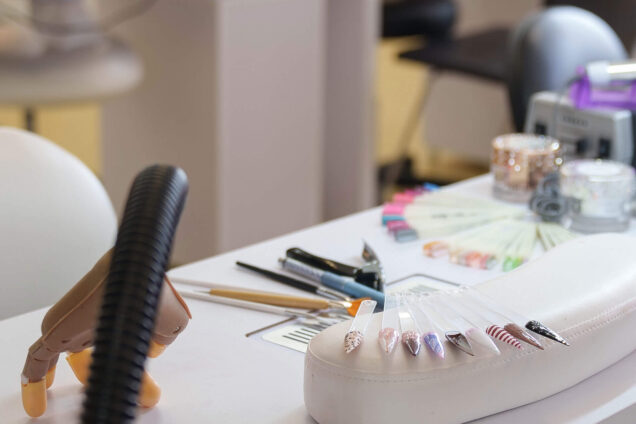 Maniküre-Station mit Nagellack, Zubehör und Werkzeugen für eine Beauty-Behandlung in der Beauty & Style Academy.